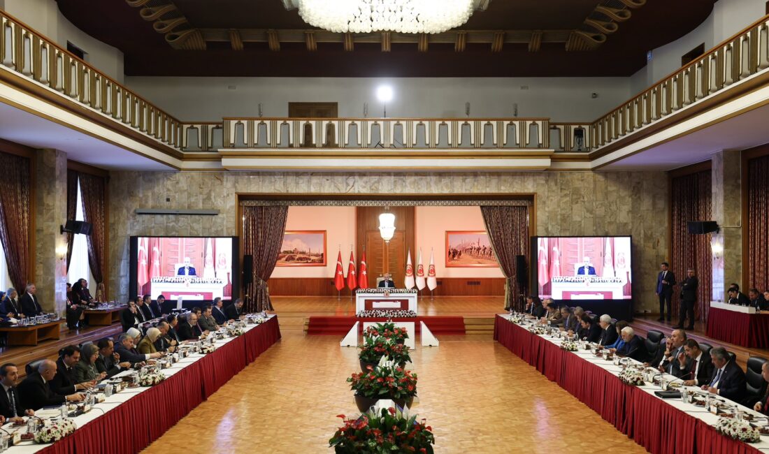 Toplantının birinci kısmında komisyon üyeleri bugüne kadar yapılan ve bundan