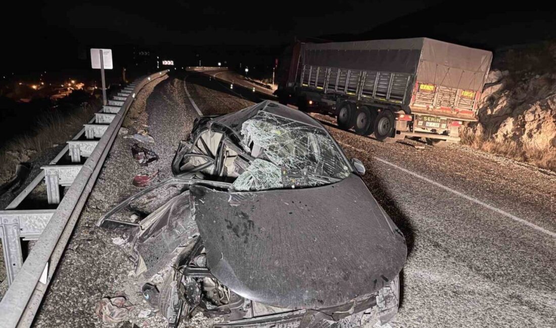 Afyonkarahisar’da kontrolden çıkan otomobilin bariyerleri aşıp ardından karşı şeride geçerek