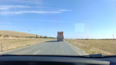 Afyonkarahisar’da bir tır sürücüsünün gerektiği şekilde önlem almadan dorsesinde taşıdığı