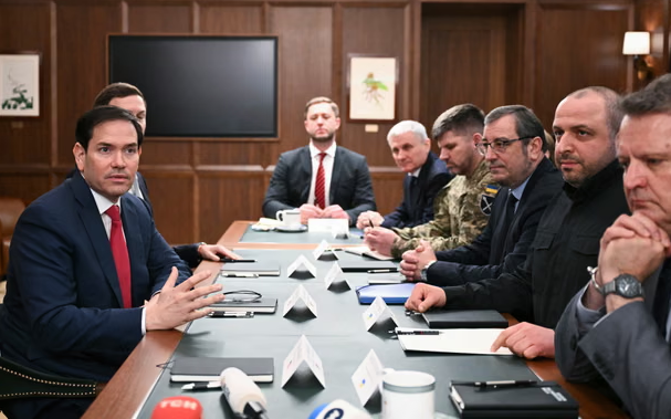 Ukraynalı müzakereciler , Kiev’in askeri ve siyasi baskılarla karşı karşıya