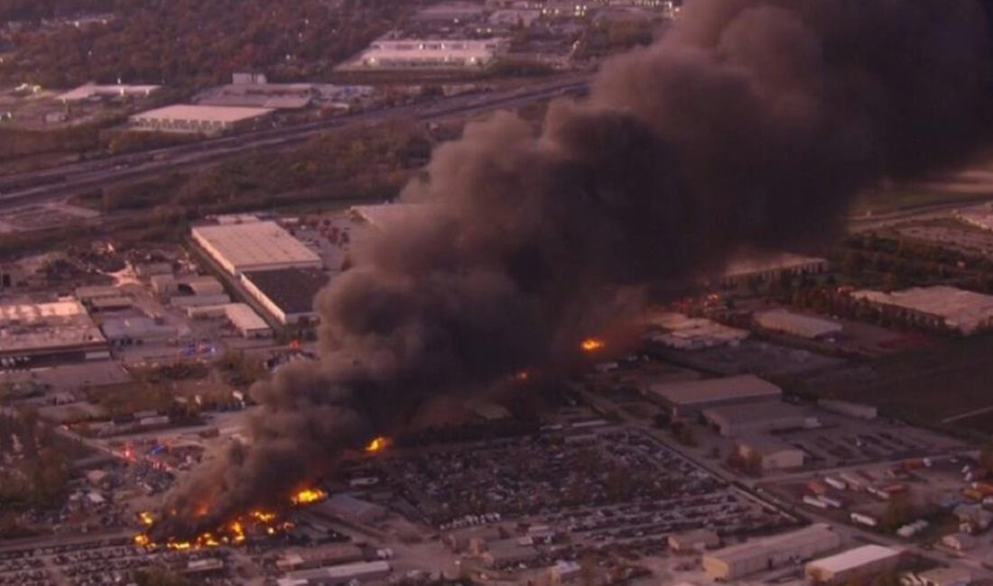 Bir kargo uçağı, kalkıştan hemen sonra havalanamadan düştü ve büyük