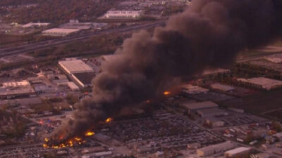 Bir kargo uçağı, kalkıştan hemen sonra havalanamadan düştü ve büyük