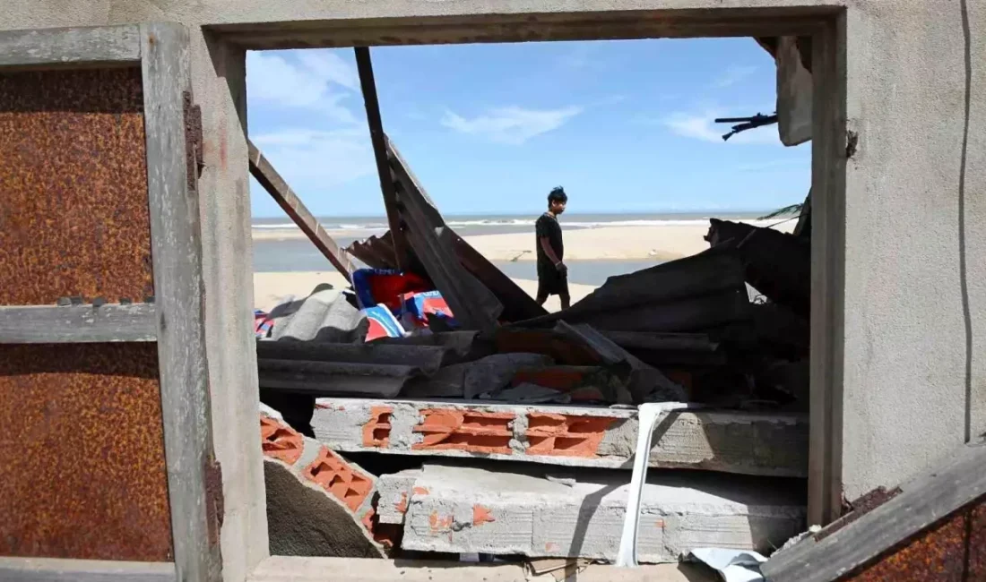 Filipinler’in ardından Vietnam’ı vuran Kalmaegi Tayfunu, ülkenin orta kesimlerinde etkisini