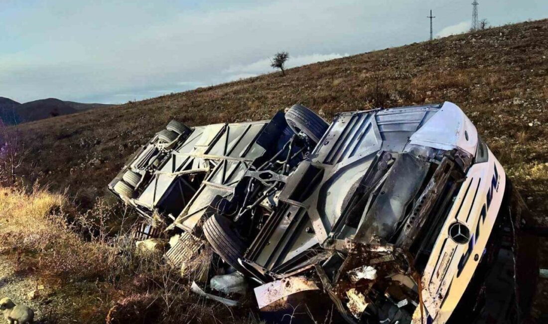 Afyonkarahisar’da kontrolden çıkarak devrilen yolcu otobüsünde ilk belirlemelere göre 2
