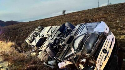 Afyonkarahisar’da kontrolden çıkarak devrilen yolcu otobüsünde ilk belirlemelere göre 2