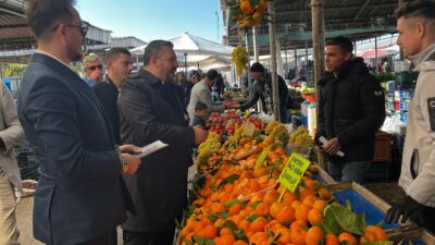 Pazar esnafını tek tek gezen Aladağ, fiyatlardan günlük ekonomik koşullara,