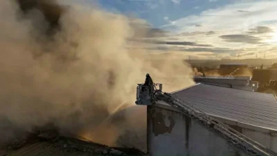 Yangın, saat 07.30 sıralarında bir mahalledeki kauçuk fabrikasında meydana geldi.