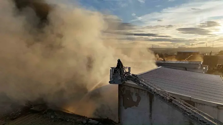 Yangın, saat 07.30 sıralarında bir mahalledeki kauçuk fabrikasında meydana geldi.