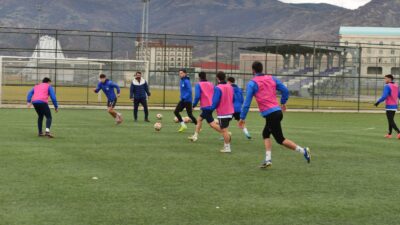Karşılaşmaya kontrollü başlayan Afyonspor, ilk bölümde oyunu dengede tutmaya çalıştı.