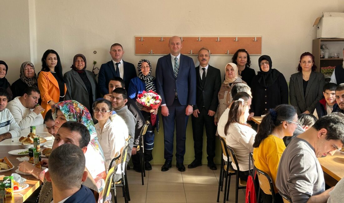 Programa il protokolü, ilgili kurum müdürleri, sivil toplum kuruluşlarının temsilcileri,