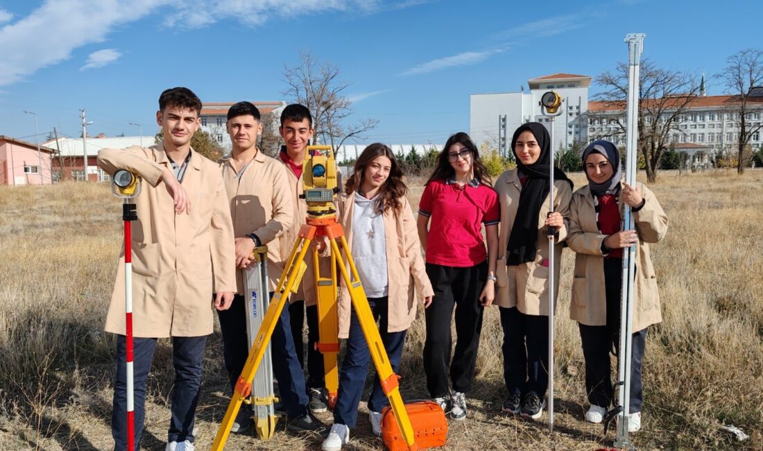 Öğrenciler aldıkları teorik eğitimleri pratiğe dökerken aynı zamanda saha da