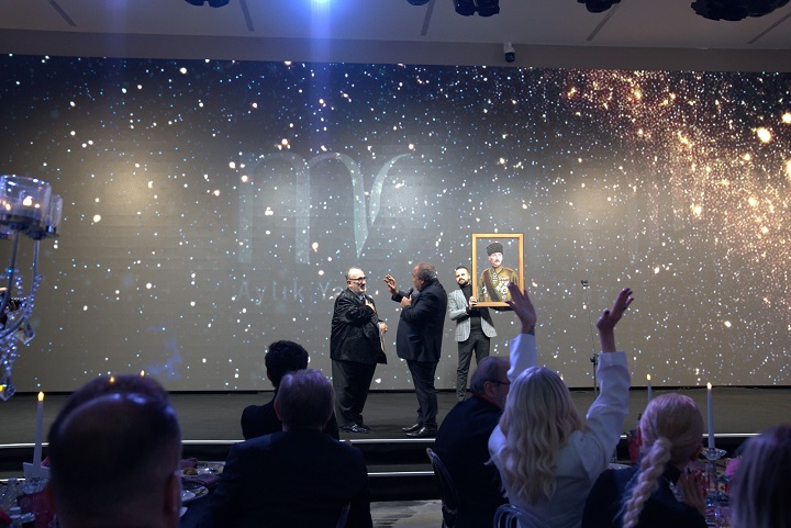  Minik Ayaklar Üşümesin Derneği yararına Moon Life Dergisi tarafından İstanbul’da