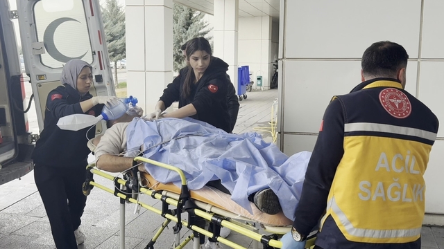 Aksaray’ın Küçükbölcek Mahallesi’ndeki Sanayi Üst Geçidi altında, E.P. idaresindeki minibüs