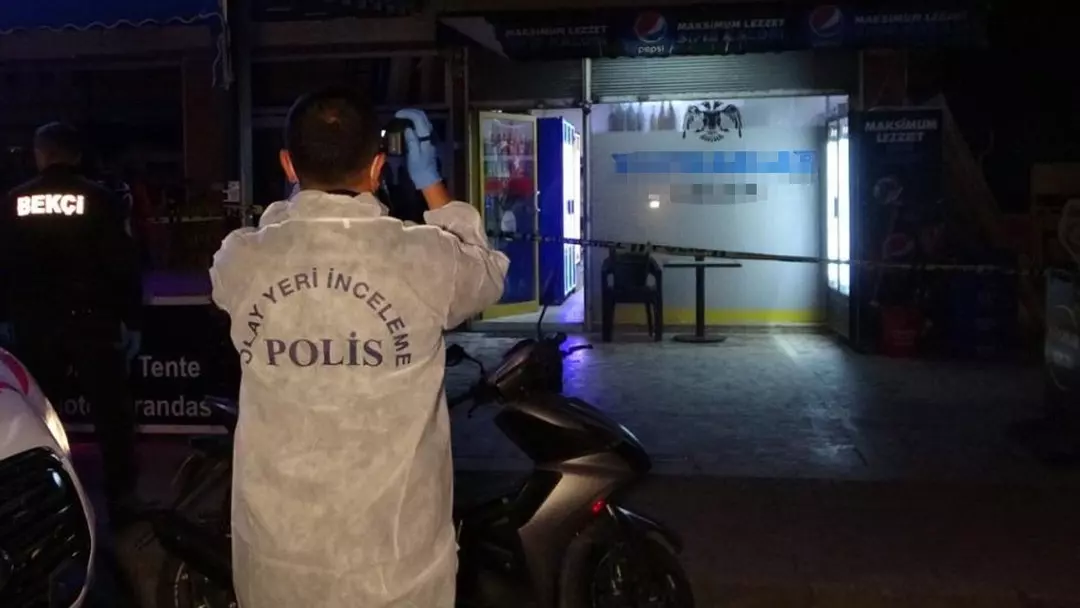 Antalya’nın Manavgat ilçesinde cadde üzerinde bulunan bir markette, aralarında önceden