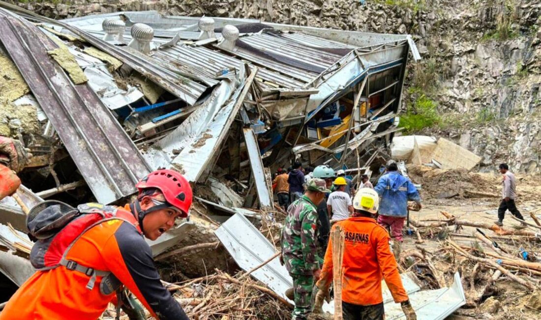 Endonezya’nın Sumatra Adası, Ditwah Kasırgası nedeniyle etkili olan şiddetli yağışlarla