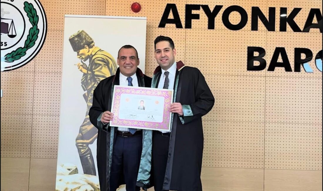 Serim, ruhsatını Av. Mahmut Ekici’nin elinden alırken törende meslek yeminini