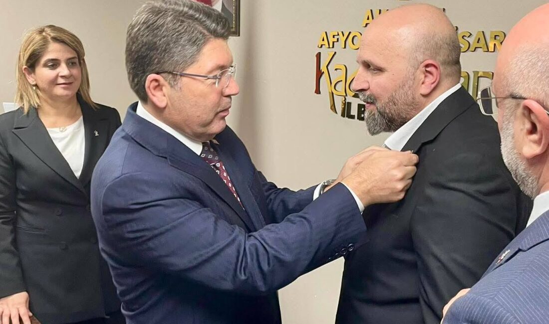 Programda, Bolvadin İlçe Başkanı Yasin Nurbaş’a teşkilat çalışmalarındaki özverili ve