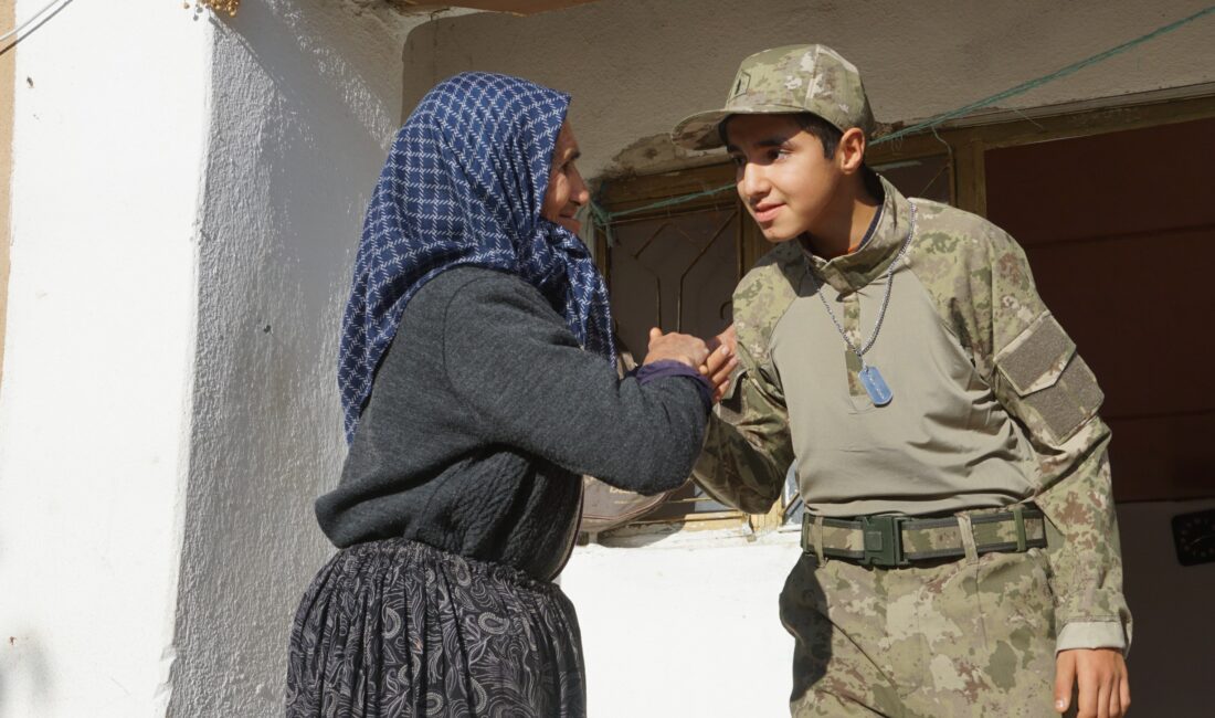 Kıyafetleri görünce büyük sevinç yaşayan Cafer, asker selamı vererek hazır