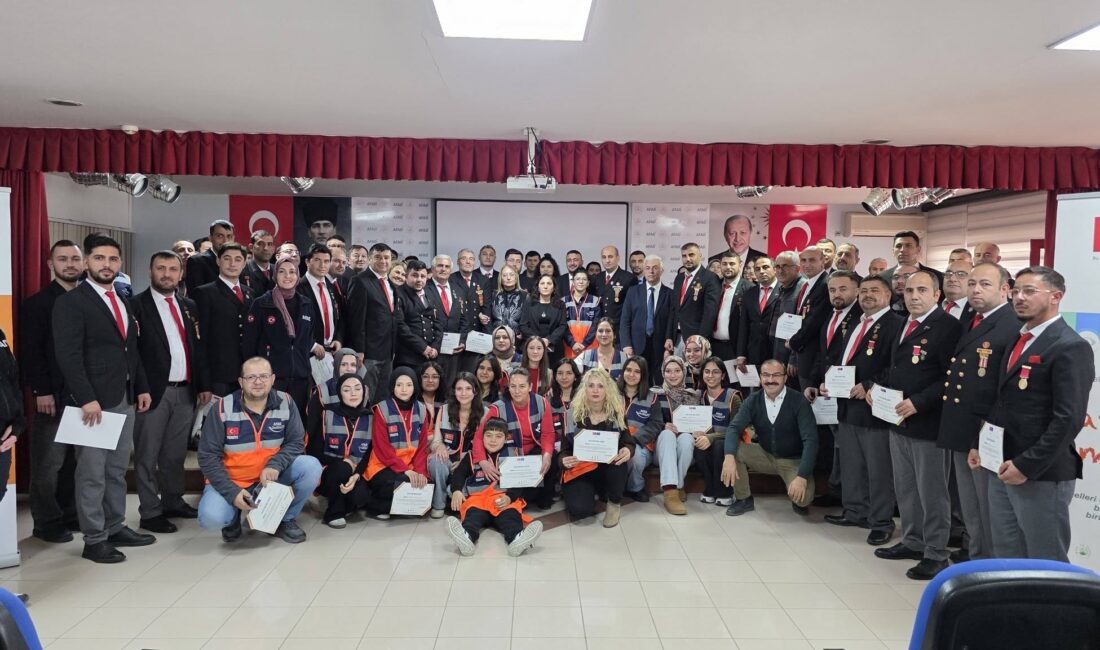 Afyonkarahisar İl Afet ve Acil Durum Müdürlüğü’nde gerçekleştirilen eğitim programına