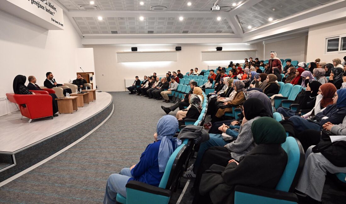İlahiyat Fakültesi Konferans Salonu’nda gerçekleştirilen etkinliğe; İlahiyat Fakültesi Dekanı Prof.