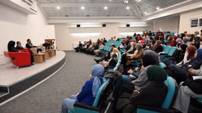 İlahiyat Fakültesi Konferans Salonu’nda gerçekleştirilen etkinliğe; İlahiyat Fakültesi Dekanı Prof.