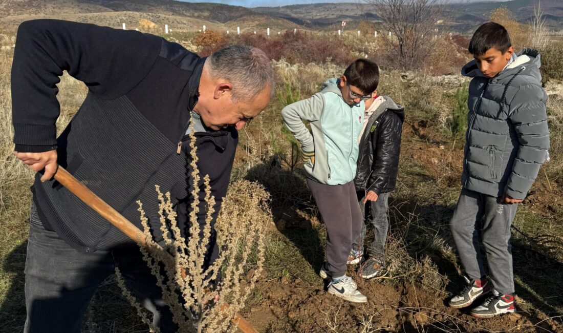 Akharım Atatürk Ortaokulu öğrencilerinin yoğun katılımıyla gerçekleştirilen etkinlikte birçok fidan