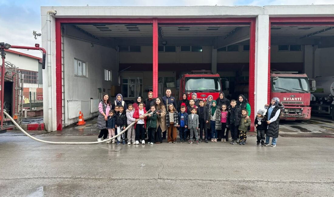 Sandıklı İtfaiye Amirliği ve Sandıklı İlçe Emniyet Müdürlüğü ziyaretleriyle öğrenciler,