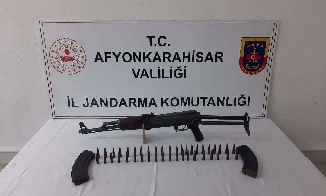 Afyonkarahisar İl Jandarma Komutanlığı ekipleri, Dinar ilçesinde yürütülen denetimler kapsamında