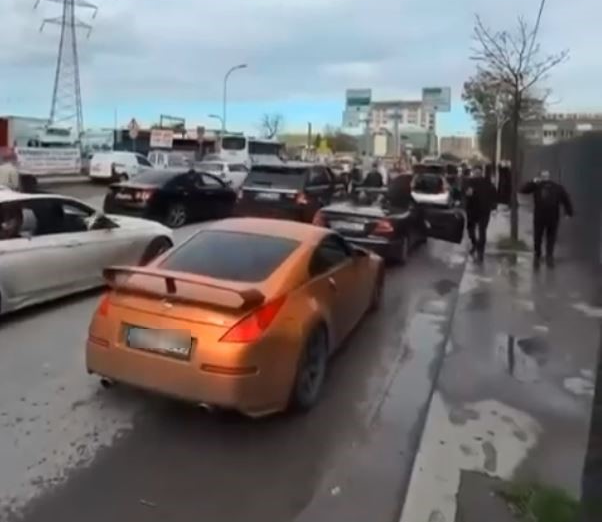 Bağcılar Mahmutbey Mahallesi, Arnavutköy Yolu üzerinde lüks araçlarla düğün konvoyu
