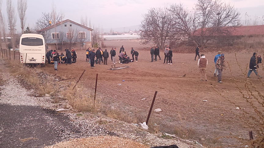 Kaza, Bolvadin ilçesindeki Eski Belediye Kavşağı’nda gerçekleşti. Sürücüleri henüz öğrenilemeyen
