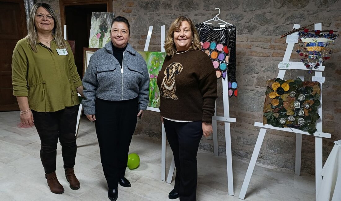 AÇILIŞ TÖRENİ YOĞUN İLGİ GÖRDÜ Küratörlüğünü Zeynep Gürman’ın üstlendiği serginin