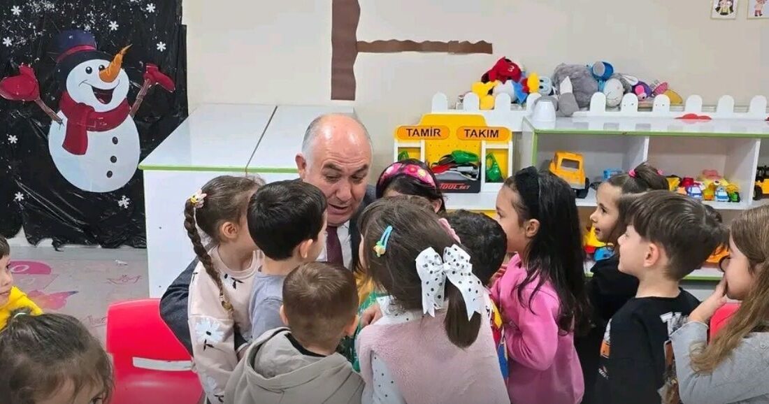 Sınıfları tek tek gezen İlçe Milli Eğitim Müdürü Emeksiz, öğrencilerle