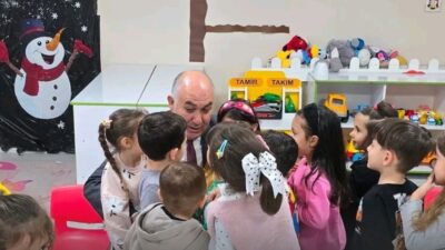 Sınıfları tek tek gezen İlçe Milli Eğitim Müdürü Emeksiz, öğrencilerle