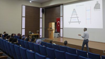 İnsan zihninin bilinç dışı işleyişinin Kanizsa Üçgeni örneği üzerinden konuşulduğu