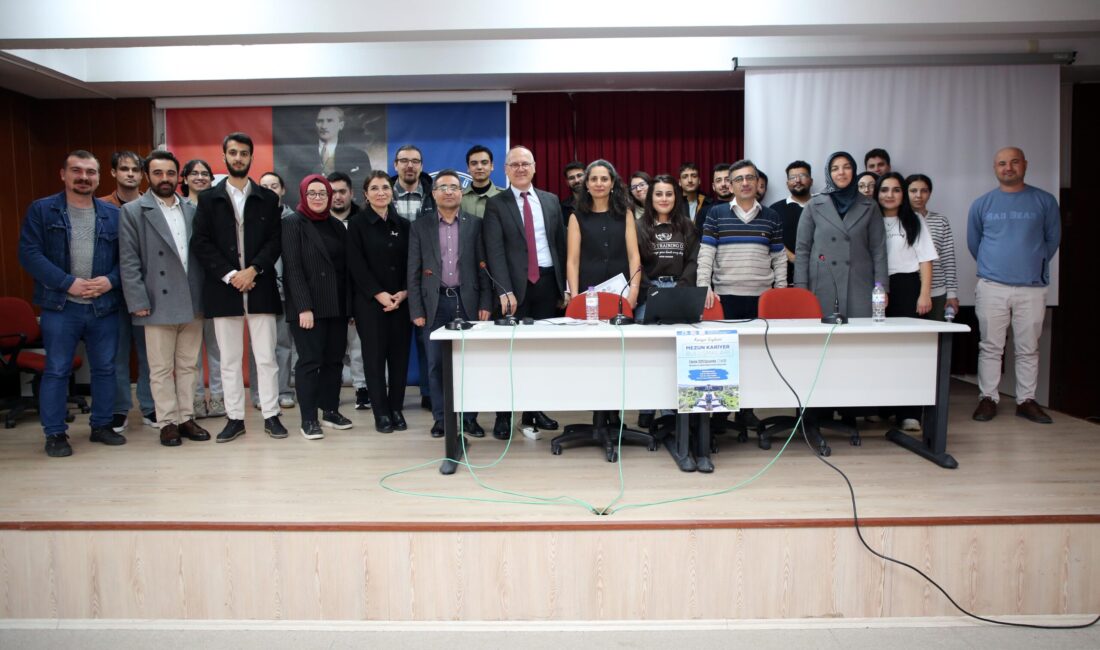 Erdal Akar Konferans Salonunda moderatörlüğünü Fen Edebiyat Fakültesi Tarih Bölüm