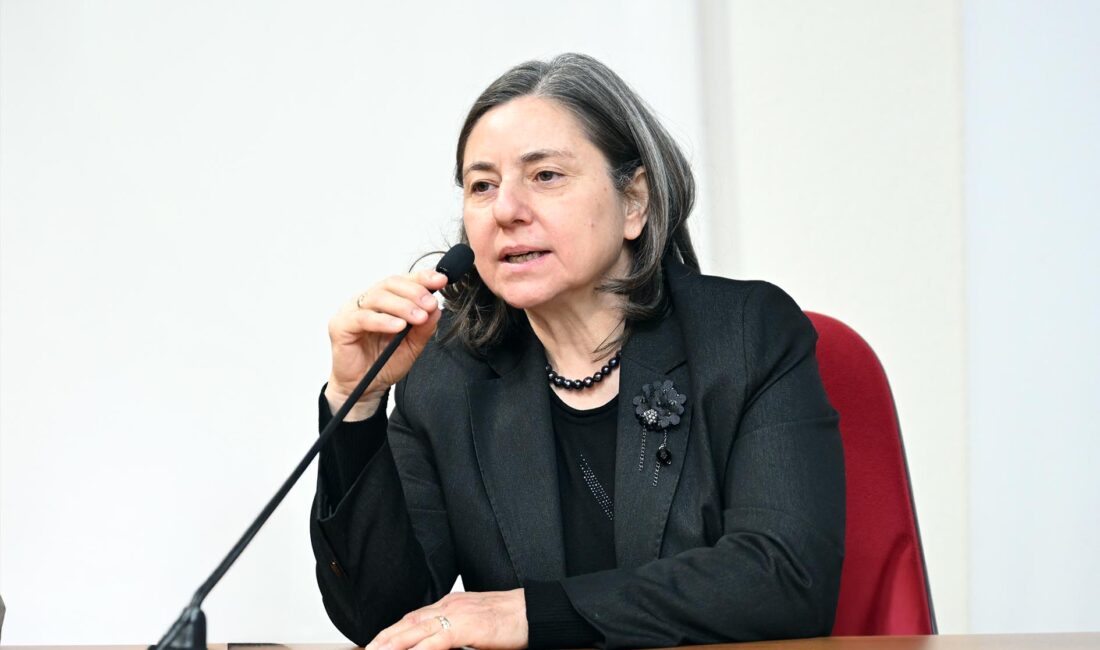 Prof. Dr. Sabri Bektöre Konferans Salonunda düzenlenen söyleşiye; İİBF Dekan