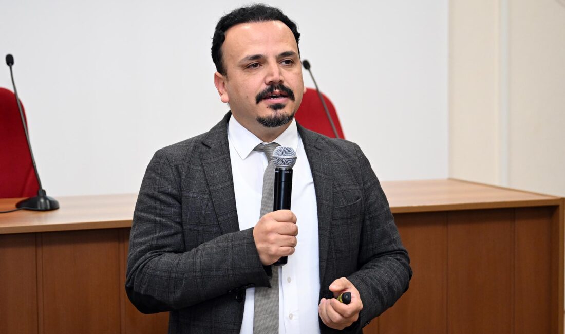Prof. Dr. Sabri Bektöre Konferans Salonunda Yönetim Bilişim Sistemleri Bölüm