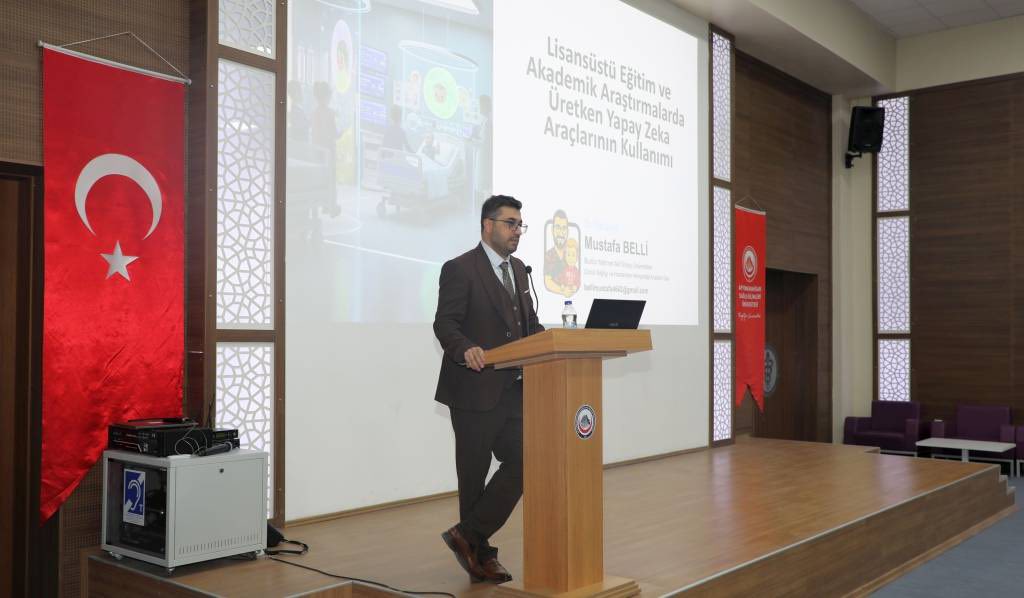 Tıp Fakültesi Mavi Salon’da gerçekleşen eğitime Lisansüstü Eğitim Enstitüsü Müdürü