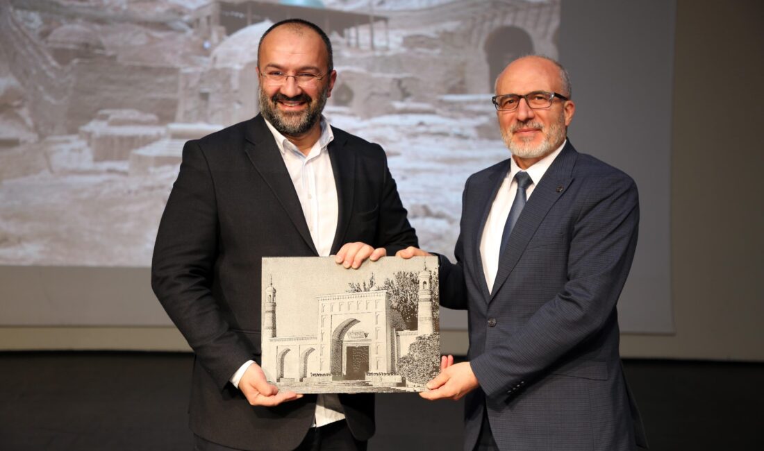 Atatürk Kongre Merkezinde Yazar Taha Kılınç’ın konuk olduğu söyleşiye; AKÜ