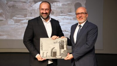 Atatürk Kongre Merkezinde Yazar Taha Kılınç’ın konuk olduğu söyleşiye; AKÜ