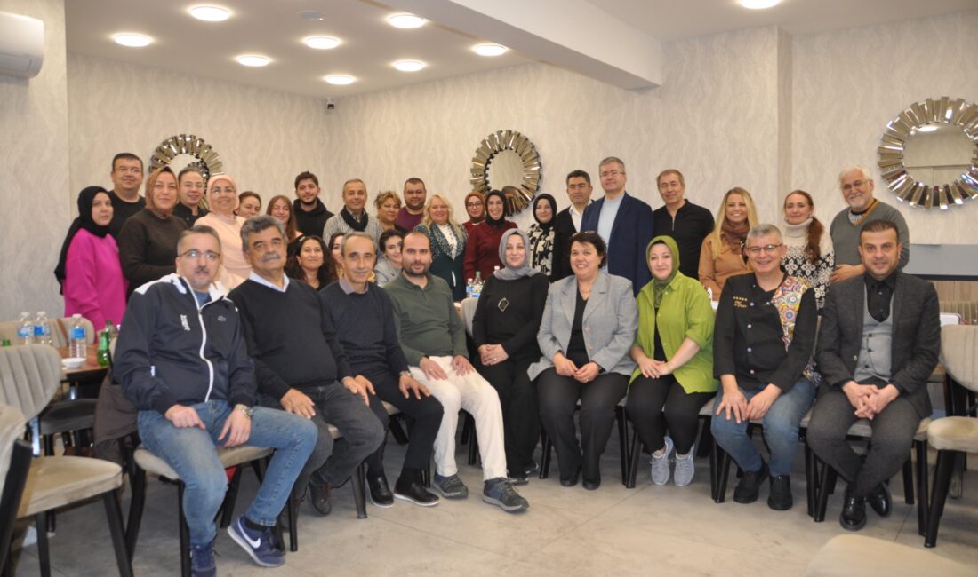 Dernek üyeleri birlikte toplu olarak yaptıkları istifanın ardından kamuoyuna açıklamada