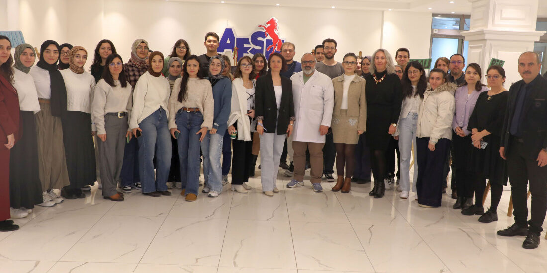 Zafer Sağlık Külliyesi A Blok fuayesindeki sergiyi, Rektör Yardımcıları Prof.