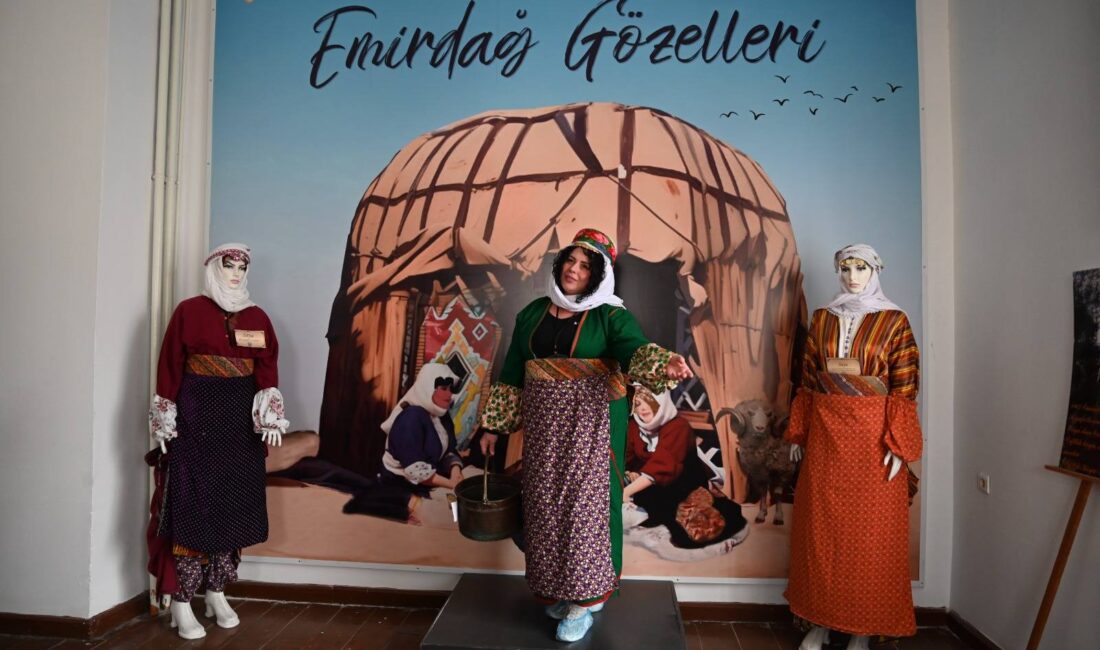 Saya odasında geleneksel saya kıyafetini giyen misafirler, kültür evinde yer