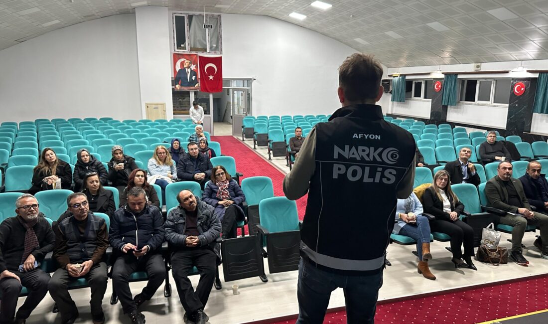 Neriman İbrahim Küçükkurt Konferans Salonu’nda düzenlenen “Bağımlılıkla Mücadele Semineri”, yoğun