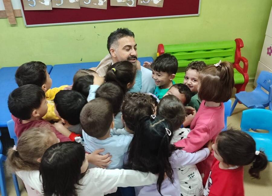 Hekimlik mesleğini tanıtarak konuşmasına başlayan Doç. Dr. Balcı, mesleğin öneminden