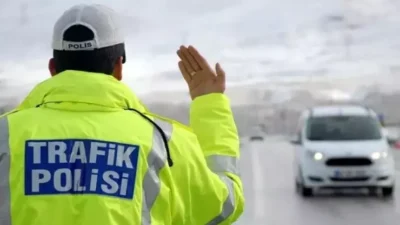 Olay, İstasyon Caddesi’nde mesai arkadaşlarıyla birlikte trafik uygulaması gerçekleştiren Polis