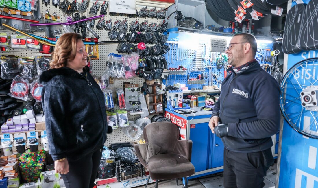 Samimi bir atmosferde geçen ziyarette Başkan Köksal, cadde esnafı ile