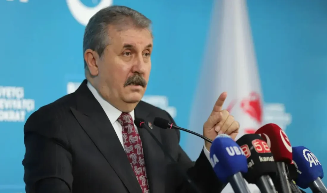 Büyük Birlik Partisi Genel Başkanı Mustafa Destici, partisinin düzenlediği kongrede