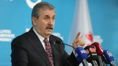 Büyük Birlik Partisi Genel Başkanı Mustafa Destici, partisinin düzenlediği kongrede