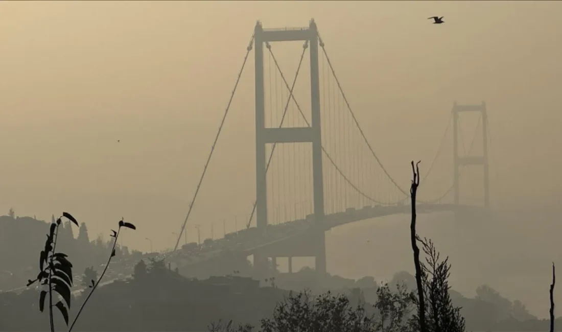 İstanbul Boğazı’nda sabah saatlerinde etkisini artıran yoğun sis, deniz ulaşımını